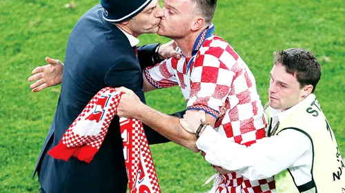 Cel mai iubit croat!** Slaven Bilic a fost pupat pe gură de un suporter care a pătruns pe teren