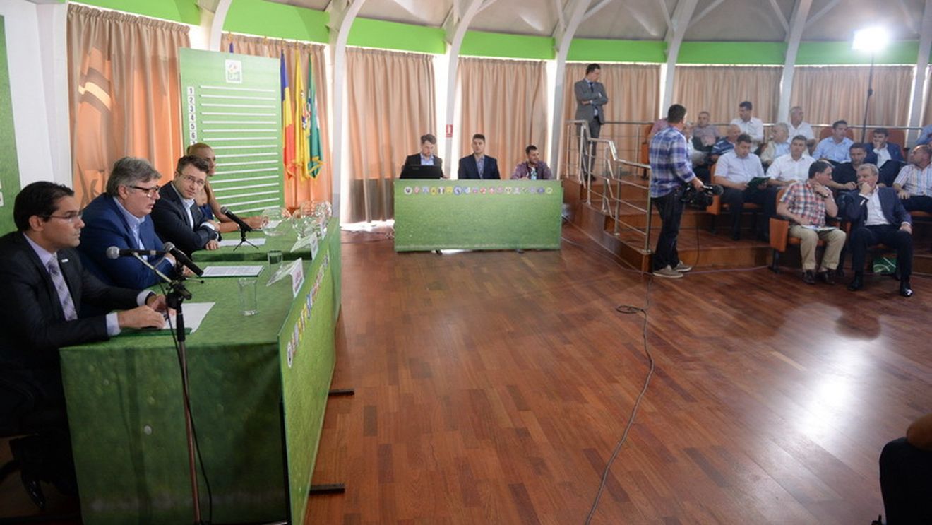 Culisele scandalului pentru drepturile TV. Cluburile au aflat că banii pentru noul sezon sunt deja prevăzuți în bugetele Digi și Dolce. Grupările din Liga 1 se tem să-l mai lase pe Gino să negocieze în numele lor