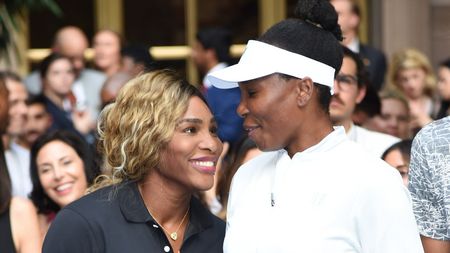 „Nu există suficiente cuvinte să spun cât sunt de mândră de tine!”. Serena Williams, plecăciune în fața surorii Venus după revenirea acesteia la 45 de ani, la US Open