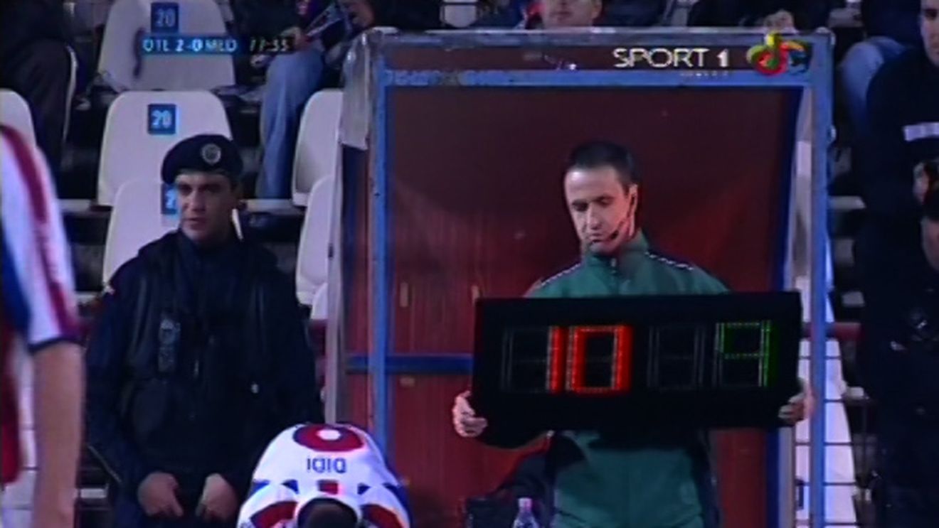 VIDEO Cea mai tare fază a etapei:** arbitrul a greșit schimbarea, dar el s-a simțit "decar" și a vrut să iasă din teren! Vezi cum s-a rezolvat situația