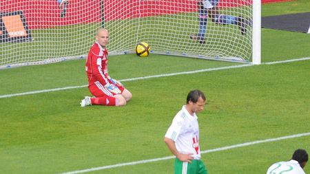 Orice portar are o doză de nebunie, dar asta le întrece pe toate!** Împarte vestiarul cu Bănel și are o idee pentru protecția împotriva frigului: