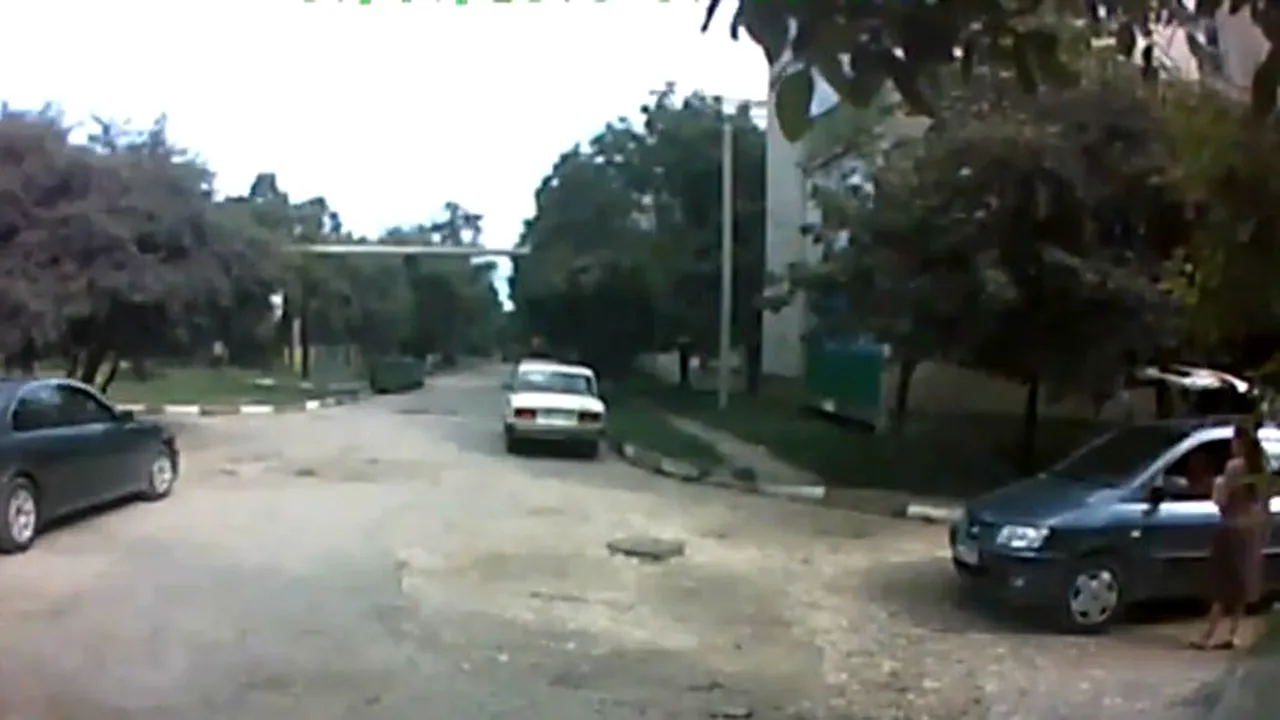 VIDEO Ți se poate întâmpla la orice pas pe drumurile din România! Ce a pățit acest șofer după ce a lovit un canal