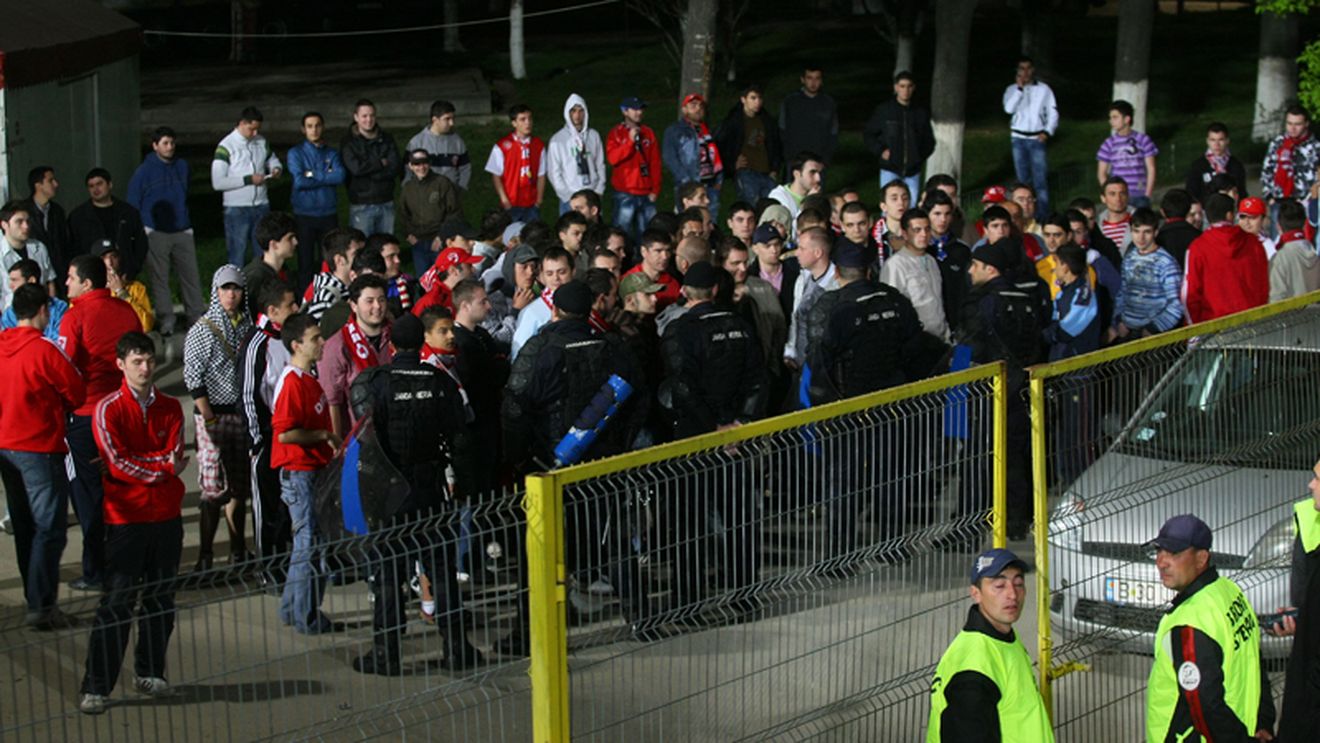 Fanii dinamoviști au intrat în conflict cu echipa și conducătorii