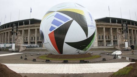 Cum arată mingea oficială de la EURO 2024 și din ce e făcută: are un giroscop cu cip în ea!