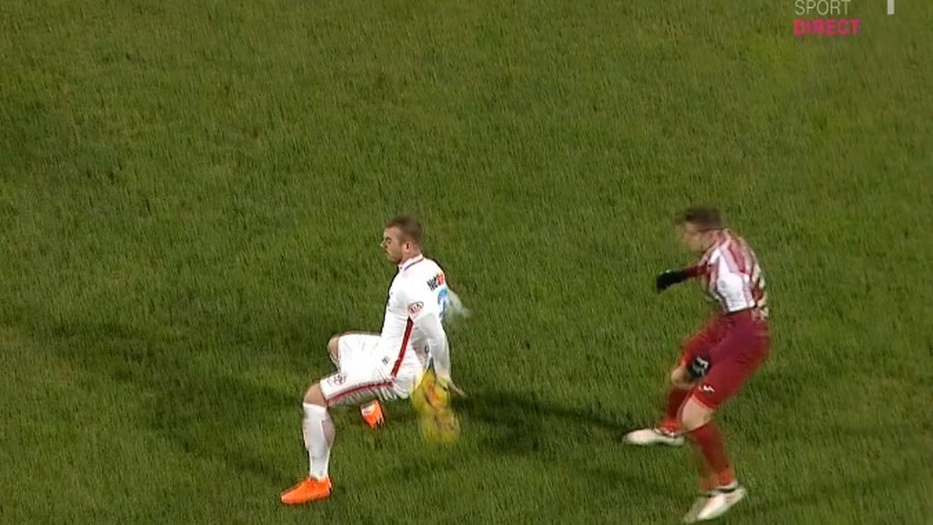 Hațegan, faza și problema! FOTO | Clujenii au avut motive să mai ceară un penalty, centralul din Arad n-a văzut hențul lui Alibec înainte să-l elimine pe Peteleu