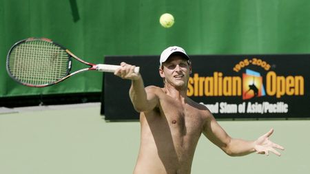 Celebrul jucător de tenis, număr 3 ATP, e acuzat că și-a spionat și hărțuit iubita! A pus o cameră de filmat în gura de aerisire ca să o vadă când face asta. VIDEO