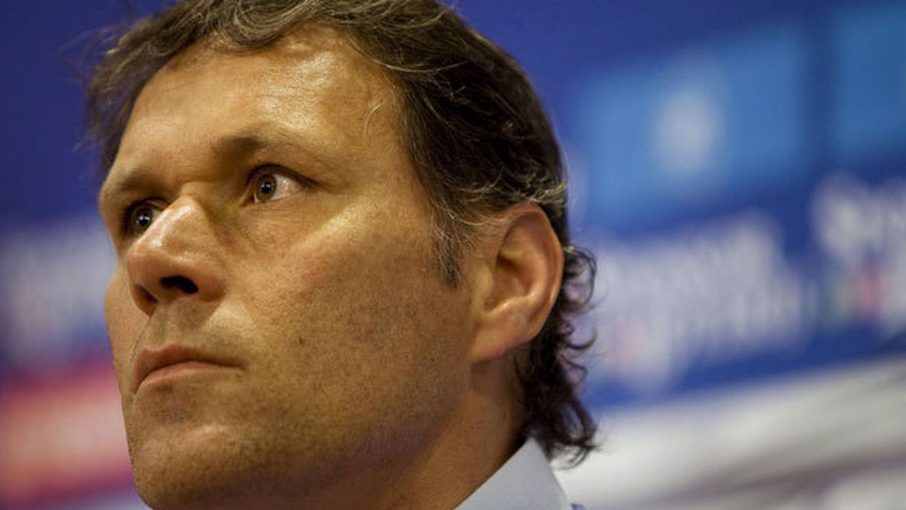 Inima spune stop. Marco van Basten se va retrage din postura de tehnician al lui AZ Alkmaar din cauza problemelor cardiace