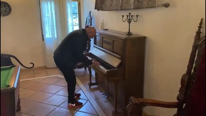 Nu trageți în pianist! Sebastian Moga, momente de virtuozitate în cantonamentul lui Dinamo! VIDEO EXCLUSIV