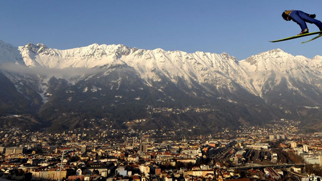 De ce iubim săriturile cu schiurile! Atenție: 17 fotografii de la care riști să te ia cu amețeli!