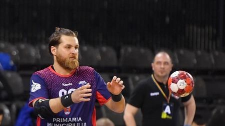 Trei handbaliști reclamă faptul că au fost păcăliți de nou-promovata CSM Alexandria. „Am venit la echipă, ne-am luat apartamente cu chirie, iar după 3 zile am fost dați afară”