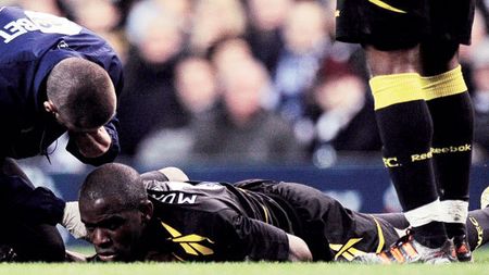 Inima a spus stop joc!** Muamba a fost resuscitat de un fan, dar se află în stare critică! Istoria neagră a momentelor care au ȘOCAT lumea fotbalului