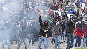 Derby della Capitale însângerat!** VIDEO Infern pe străzile Romei: 8 fani înjunghiați și alte 118 persoane spitalizate