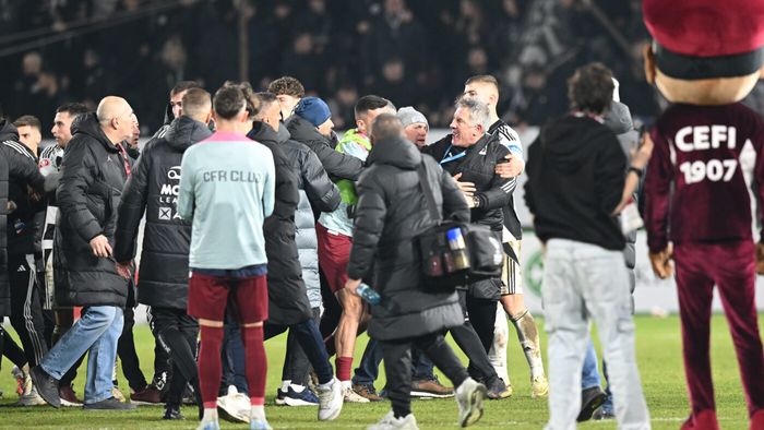 Gesturi scandaloase! Au apărut imaginile cu momentul în care Andrei Cordea îl provoacă pe Cristiano Bergodi, înainte de bătaia de la CFR Cluj - U Cluj