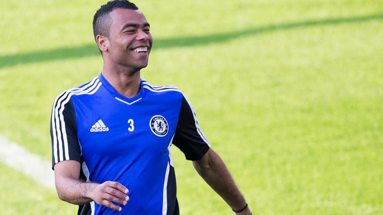 Ashley Cole, surprins în timp ce fuma