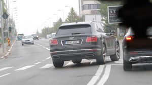 Gigi Becali și-a pus viața în pericol și a trecut pe roșu! Patronul FCSB-ului se simte ca Lewis Hamilton când e la volan | GALERIE FOTO