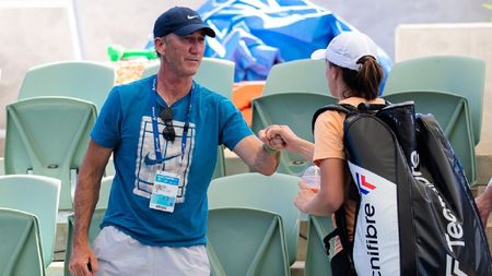 Marea trădare a noului an în tenis!? Darren Cahill, surprins alături de o rivală a Simonei Halep la primul turneu din 2022! Fanii româncei au luat foc: „E ca și cum îl vezi pe fostul cu altcineva!" FOTO