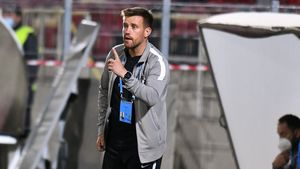 Mihai Pintilii, iritat de întrebările reporterului: „Nu am făcut eu schimbările. Data viitoare îi spun să mă sune direct pe bancă, să fiu șmecher”