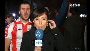 VIDEO INCREDIBIL** Un suporter basc a simulat o partidă de sex cu o prezentatoare aflată în direct!