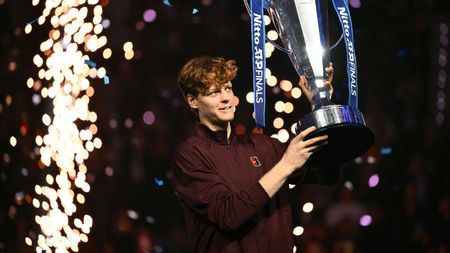 Jannik Sinner, gest rar întâlnit după ce a încasat 5 milioane de dolari pentru triumful de la Turneul Campionilor: „Asta prefer!” Ce i-a transmis lui Carlos Alcaraz la festivitatea de premiere