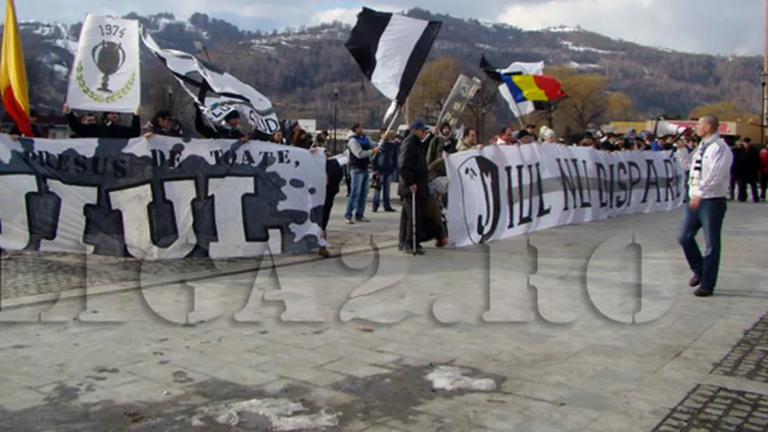 Au cântat și au mărșăluit în Petroșani!** Peste 500 de fani ai Jiului au participat la miting