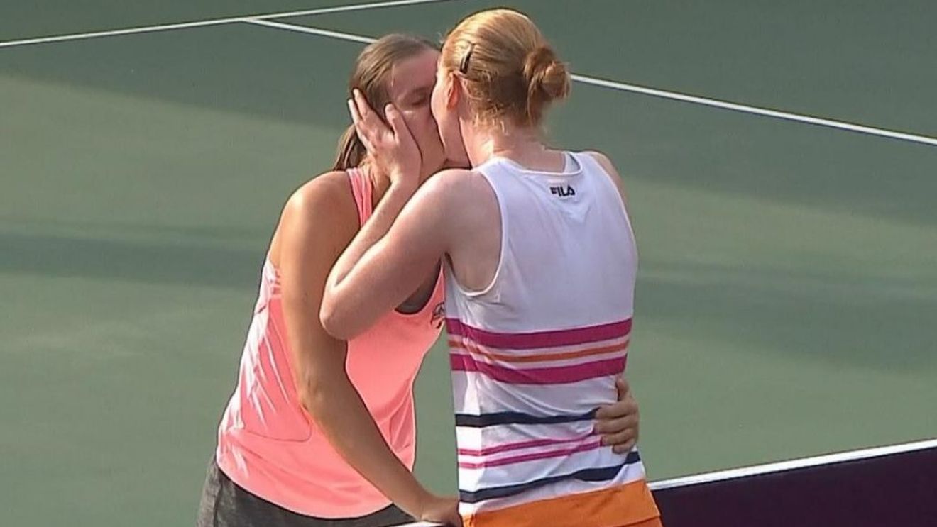 "Sealed with a kiss". FOTO: Alison Van Uytvanck, final memorabil după victoria în fața Soranei Cîrstea din finala de la Tașkent
