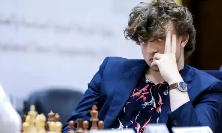Maestrul american Hans Niemann, în vârstă de 19 ani, acuzat că ar fi trişat în peste 100 de partide de pe chess.com