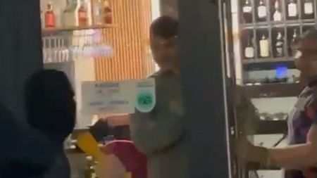 Război ca în filme între suporterii Universității și cei ai lui FC U Craiova! Andrei Preda, zis „Gogoașă”, atacat la restaurant cu un topor! Fanii echipei lui Mihai Rotaru și-au ascuns fețele cu cagule: „Ieși afară!” | VIDEO
