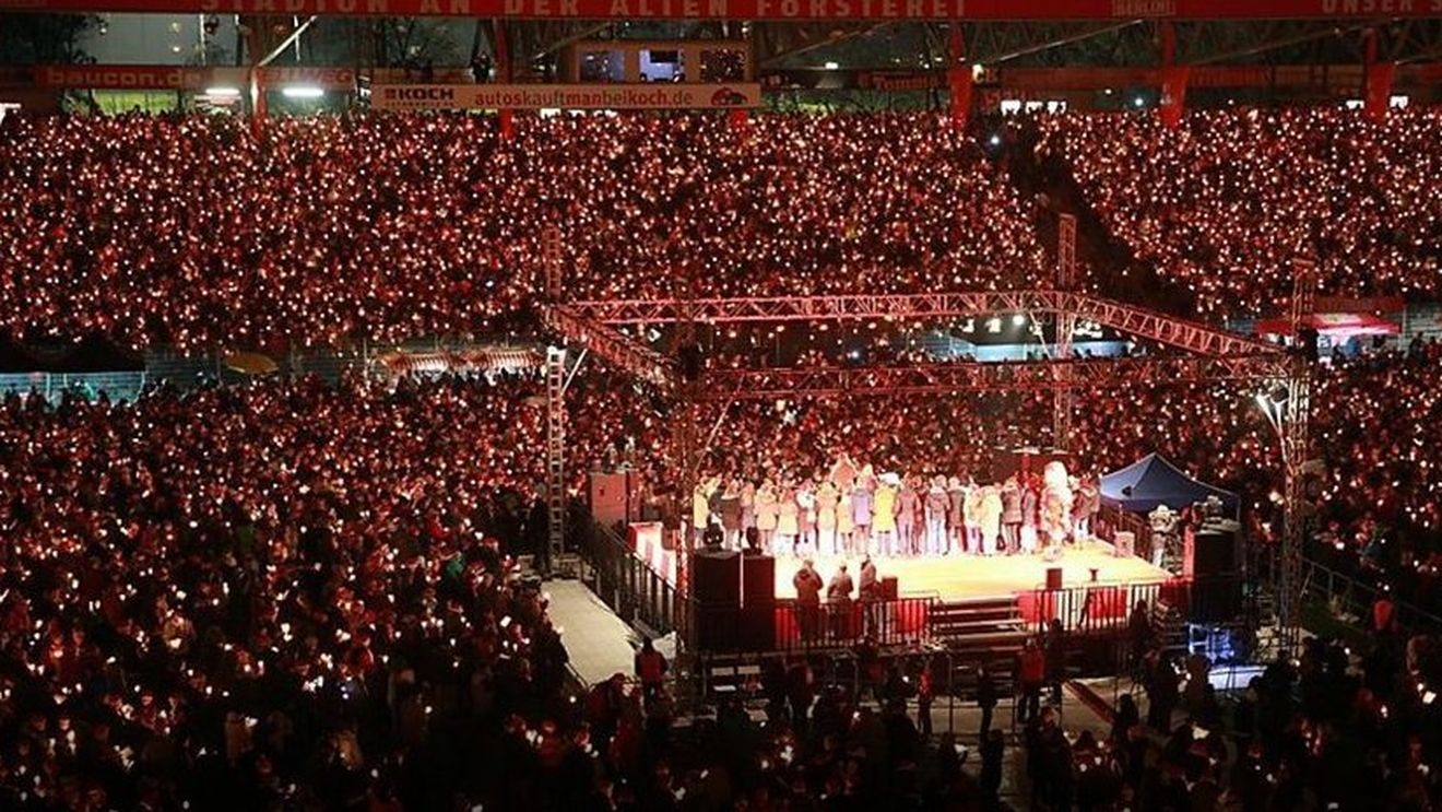 VIDEO & FOTO | "O, brad frumos!". 28.000 de fani s-au strâns pe stadion și au cântat colinde în Ajunul Crăciunului. Atmosferă senzațională 