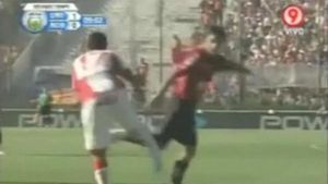 VIDEO TERIFIANT!**  Doare doar dacă privești! A rămas cu piciorul în mână după duelul cu un adversar