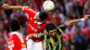 FOTO Aproape de o nouă dramă în fotbal!** A fost dus de urgență la spital după ce a încasat o lovitură de K1