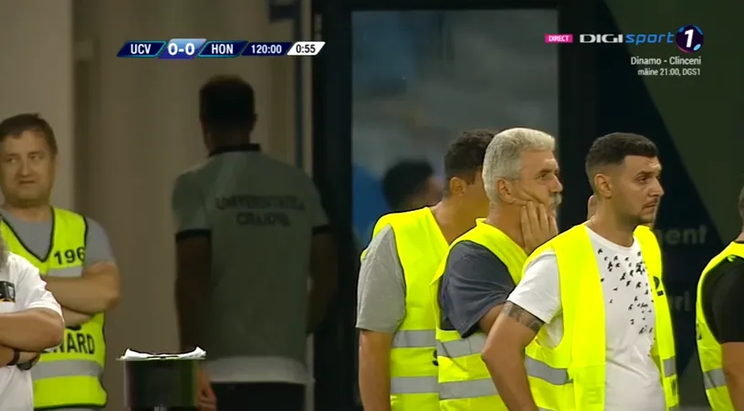 N-a mai rezistat! FOTO | Ce a făcut antrenorul Craiovei, Corneliu Papură, după ce arbitrul a căzut pe gazon