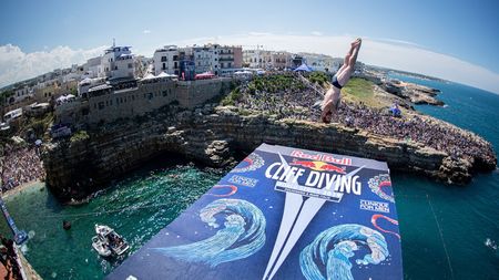 REPORTAJ | Sentimente intense care îți dau peste cap pulsul: sărituri de la peste 20 m, întâlnirea cu cei mai "crazy" sportivi ai lumii și o lecție practică de istorie. Experiența inedită Red Bull Cliff Diving, pe care orice iubitor de sport trebuie să o trăiască 