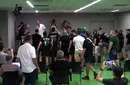 Imagini din altă lume! Ultrașii au dat buzna peste antrenorul care era prezentat și l-au obligat să părăsească sala | VIDEO