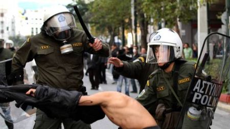 Gaze lacrimogene și violențe la Atena!** Vezi ce-i așteaptă pe "câini"