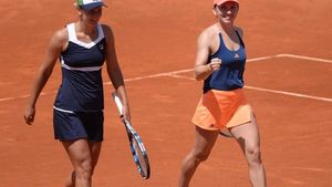 Sfert 100% românesc în proba de dublu de la Shenzen. Cu cine vor juca Halep și Begu