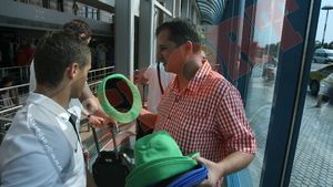 FOTO** Fiesta alb-roșie! Câinii, așteptați de fani la aeroport!