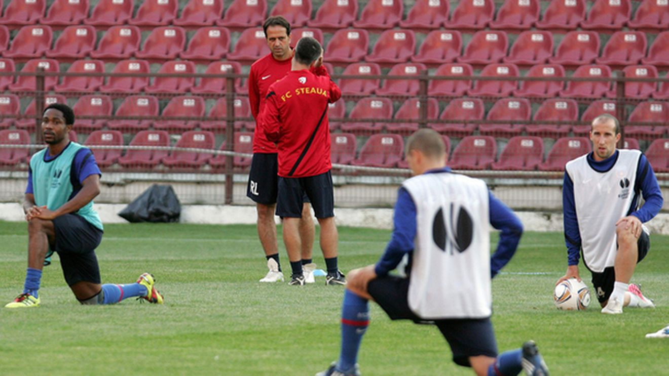 Steliștii ironizați, dar nu de unul din cei 300 de fani ai "câinilor"! :) ** "Alții joacă pe drumuri, noi suntem mulțumiți"