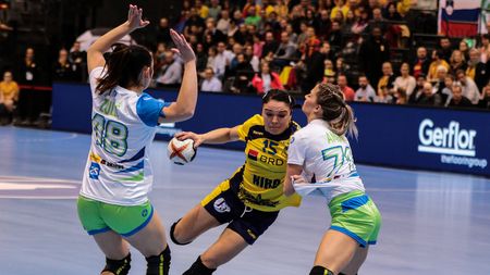 România - Spania | Valentina Ardean-Elisei: "Când m-au chemat din nou la echipa națională, pentru mine a fost WOW". Extrema stângă joacă în Germania la al 10-lea turneu final din carieră și continuă să lupte ca un "pitbull" pentru România