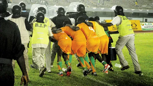 Drogba, în pericol la Dakar! Meciul Senegal - Coasta de Fildeș, suspendat definitiv după incidente în tribune