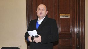 Vin banii pentru noua echipă a Craiovei!** Mititelu: "99,9 vom juca din nou în vară" Ce buget va avea și ce nou nume mare a ochit pentru conducere