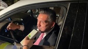 Ilie Dumitrescu, testat cu aparatul etilotest de Poliția Capitalei! Fostul atacant al „Generației de Aur” a fost oprit de brigada rutieră în toiul nopții! Ce s-a întâmplat! VIDEO