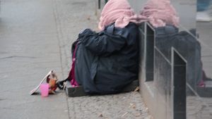 Fiica unui milionar a ajuns să trăiască pe străzi. Cum i-au distrus viața două divorțuri și dependența de alcool