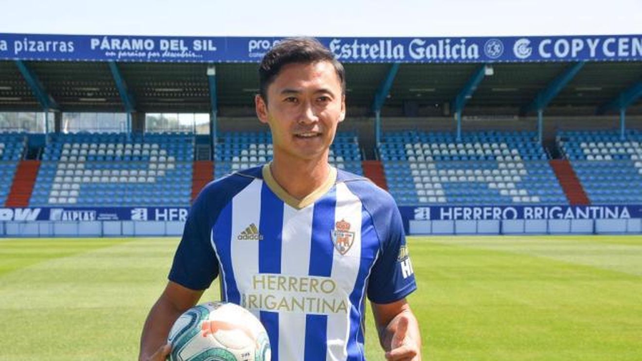 Caz incredibil în Spania. O echipă a transferat un chinez de 39 de ani pentru o sponsorizare. Fotbalistul a fost retras cinci ani și nu va încasa salariu