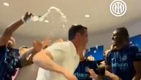 Imagini fabuloase cu Cristi Chivu și bucuria din vestiarul Interului: au turnat băutură pe antrenorul român!
