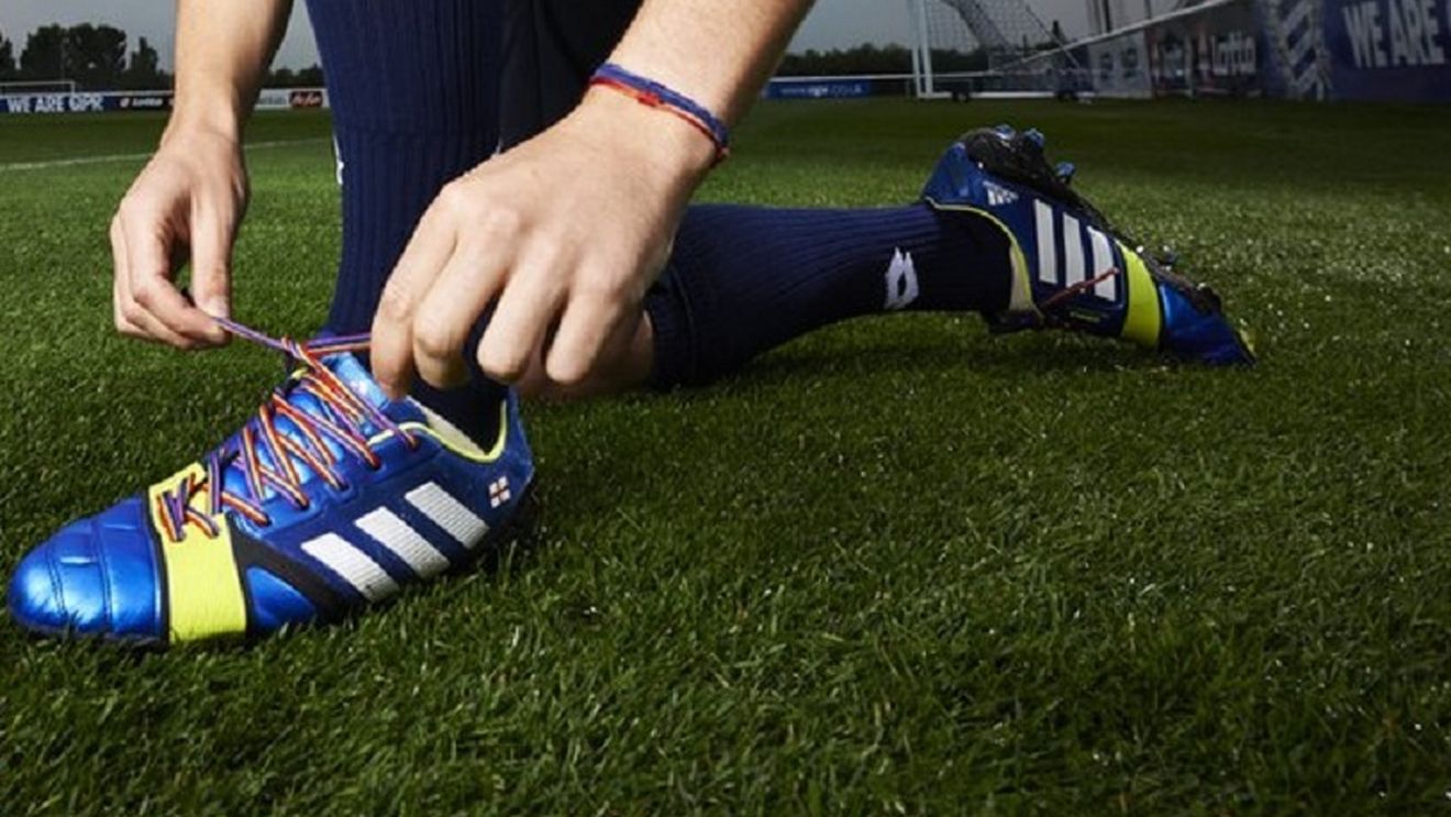 Scandal pe șireturi! Jucătorii din Premier League nu vor să joace cu șireturi în culorile curcubeului