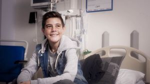 "Nu l-am luat din milă, nu am văzut niciun fotbalist să joace atât de bine, cu o asemenea boală". Oficialii lui United explică transferul unui puști care suferă de fibroză chistică