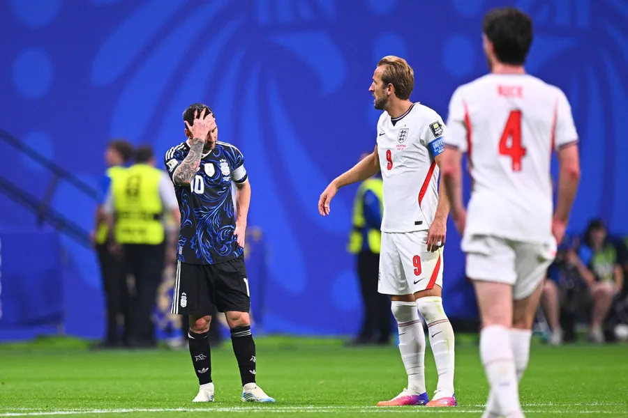 Anglia - Argentina 1-2. De la „Mâna lui Dumnezeu” la magia lui Messi, prin inima lui Maradona după 40 de ani. Cronică sud-americană de Gabriel Berceanu