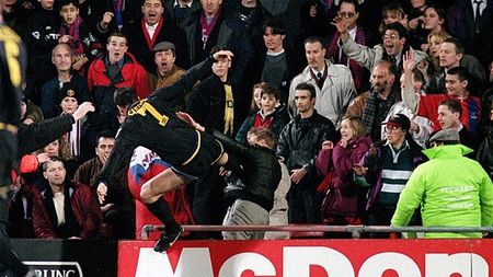 Cantona își face mea culpa:** "Am făcut greșeala să lovesc un huligan pentru a le face pe plac suporterilor"