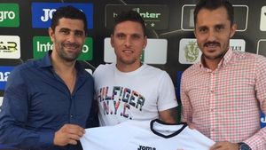OFICIAL | Șumudică i-a găsit înlocuitor lui De Amorim. Astra a adus un mijlocaș ofensiv liber de contract