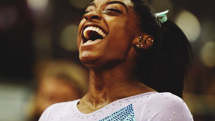 Simone Biles a scris istorie într-o zi în care a ratat două aparate. Este prima gimnastă care a câștigat a patra oară titlul mondial la individual compus. România a spus adio competiției de la Doha